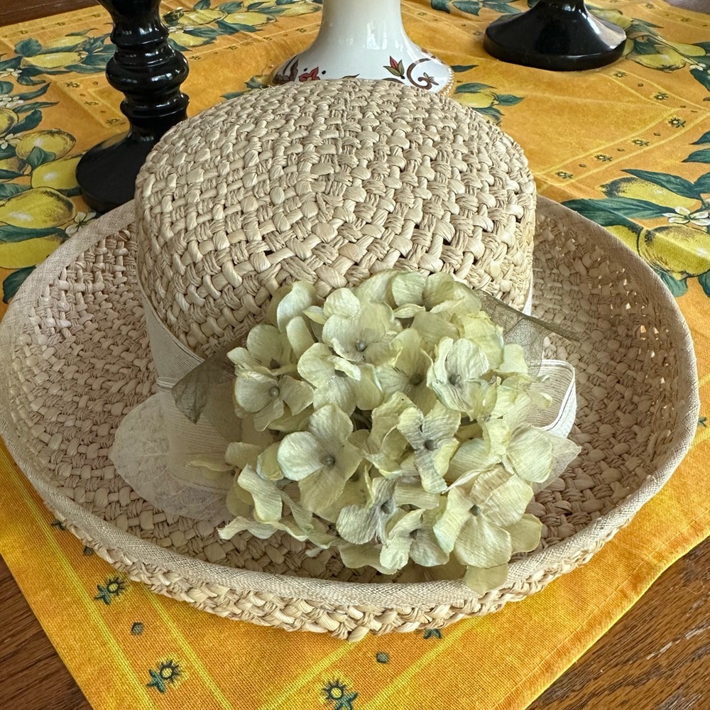 Stunning Vintage Woven Straw Hat with Hydrangea and Chiffon Band EUC! - Picture 2 of 7